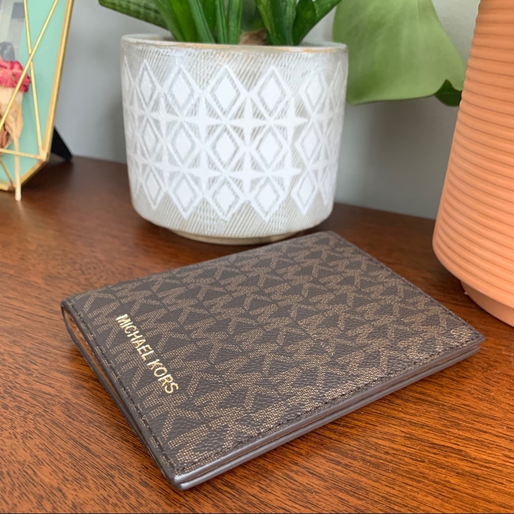NWOT MICHAEL KORS Jet Set Passport Wallet